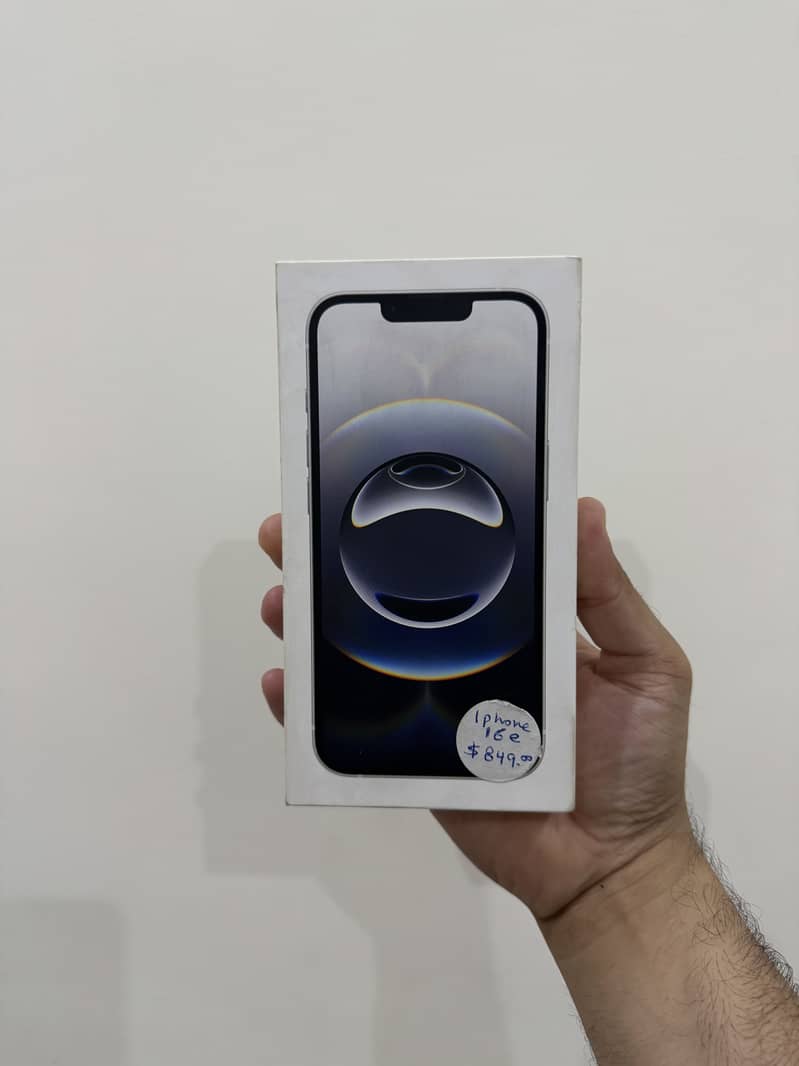 Apple iPhone 16e 10