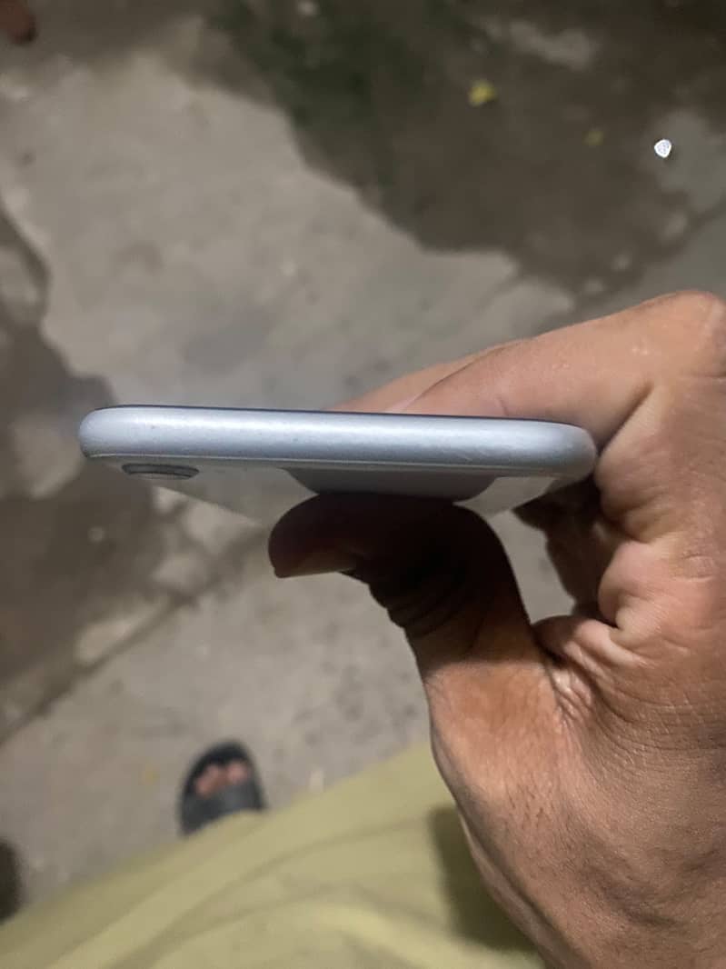 Apple iPhone SE 2nd Generation 4