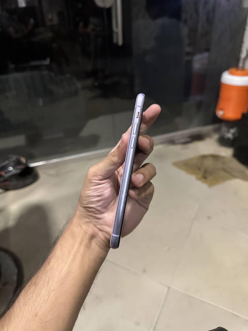 Apple iPhone 11 4