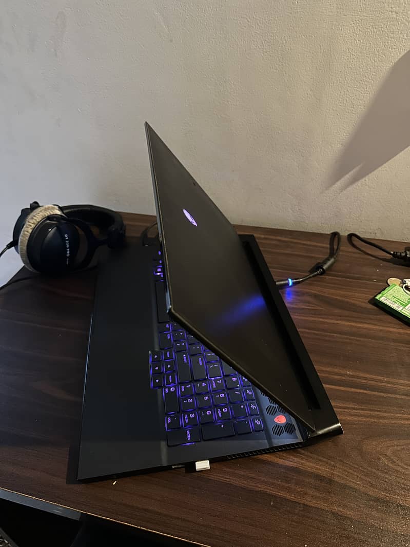 Alienware M17 R2 1