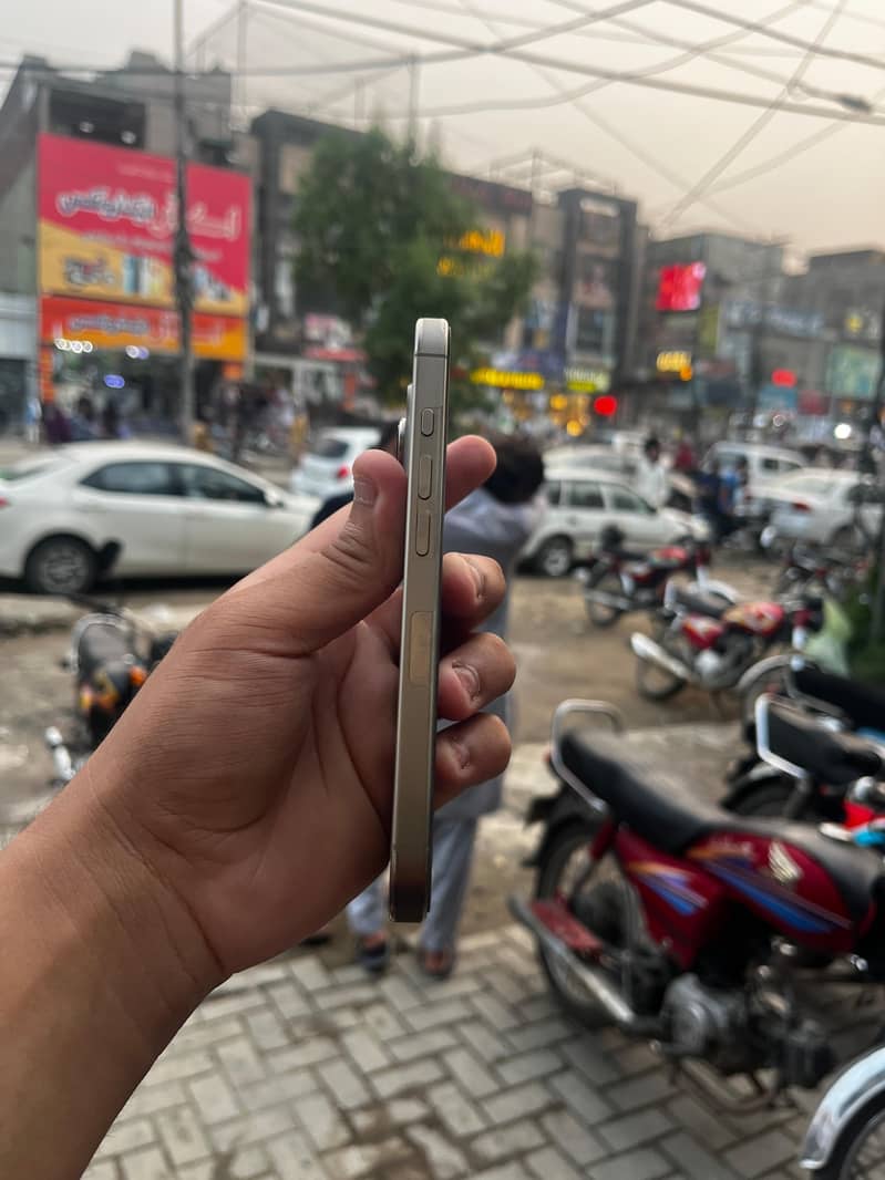 Apple iPhone 16 Pro 4