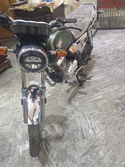 10/10 new condition 5000 kilometer Chali hai