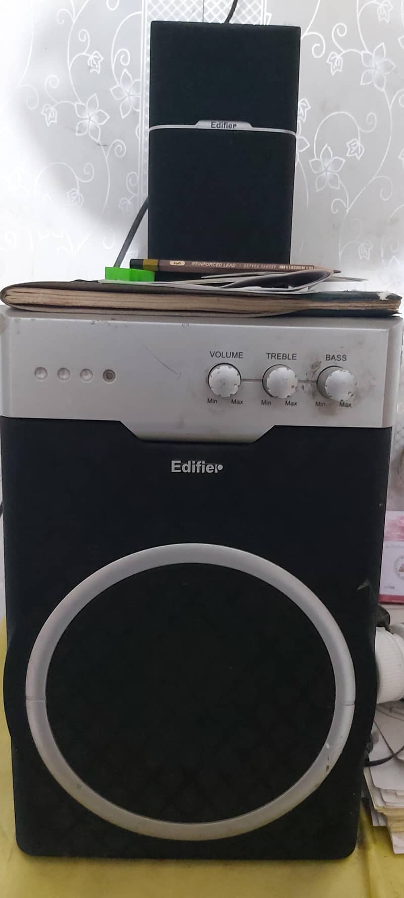 Edifier with 2 speakers 0