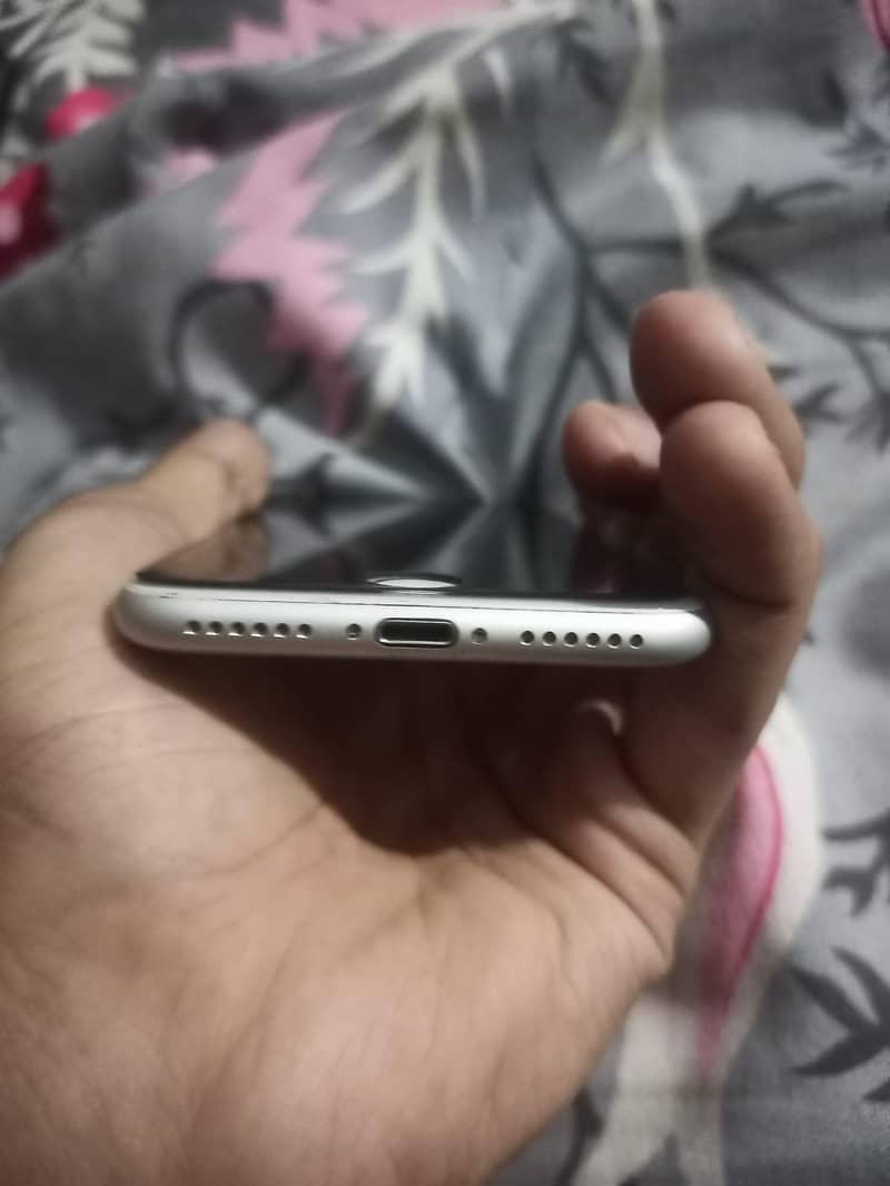 Apple iPhone 7 read description 3