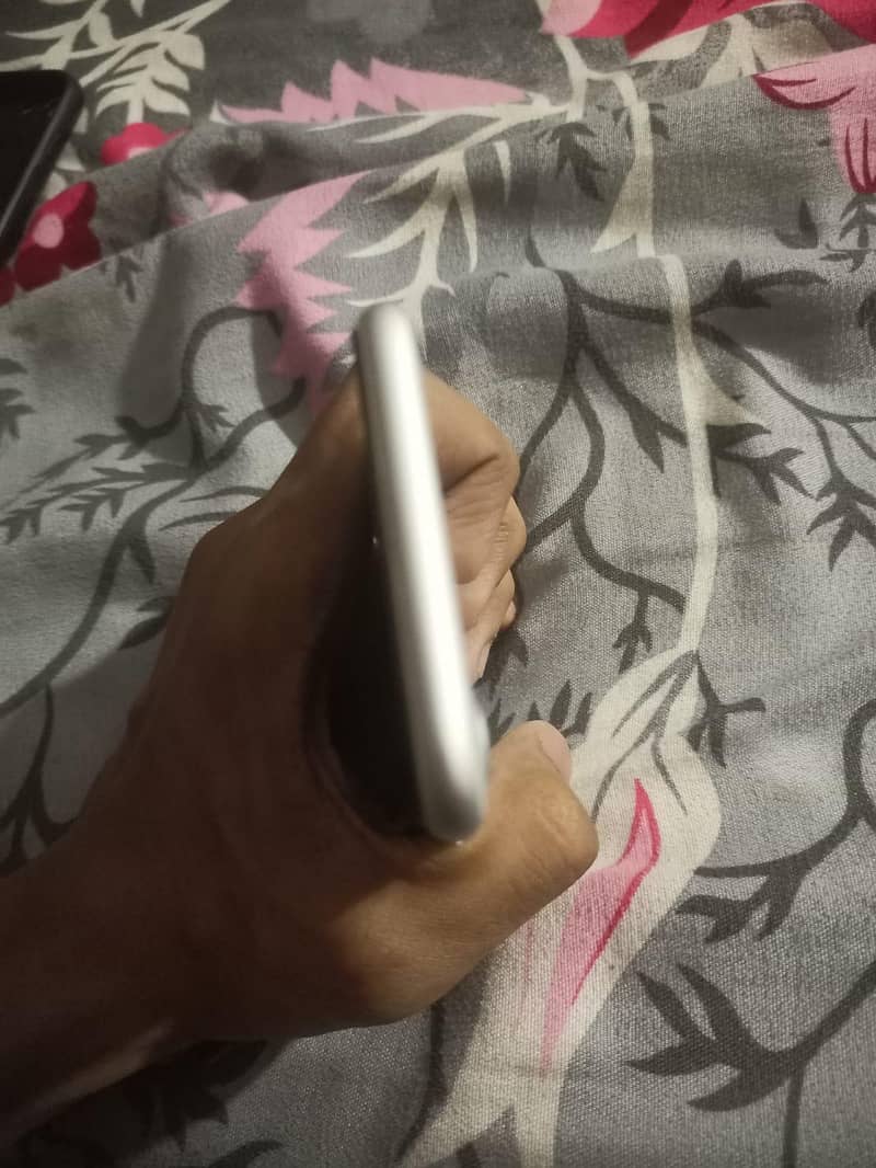 Apple iPhone 7 read description 5
