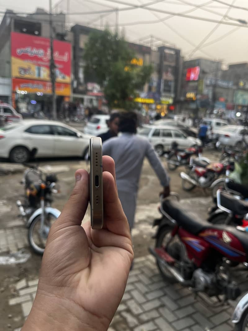 Apple iPhone 16 Pro 1