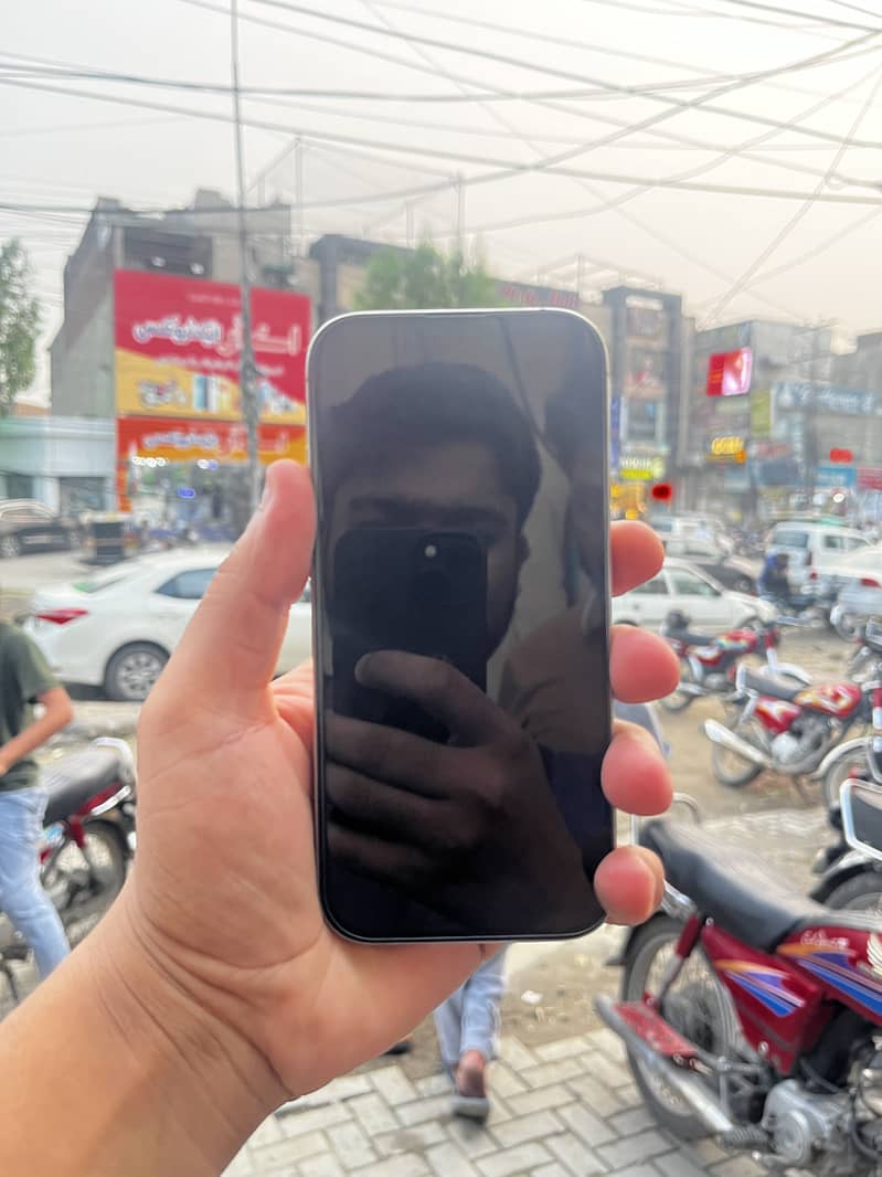 Apple iPhone 16 Pro 3