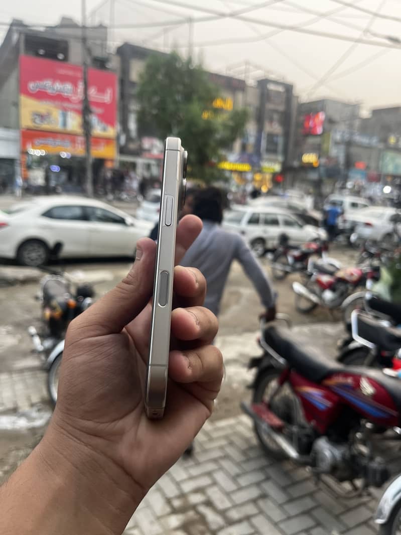 Apple iPhone 16 Pro 5