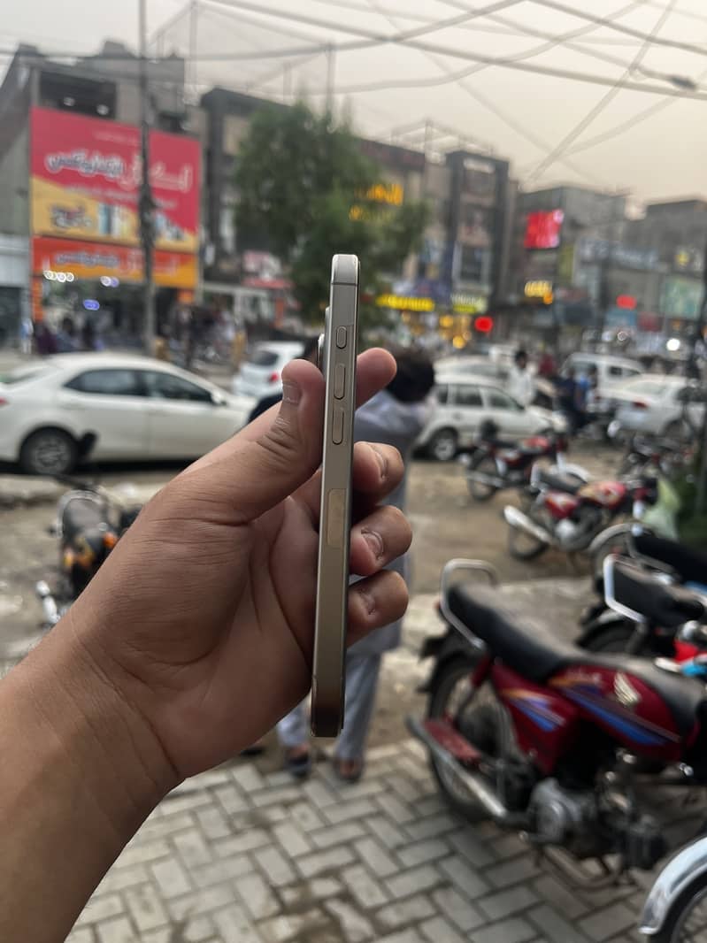 Apple iPhone 16 Pro 8
