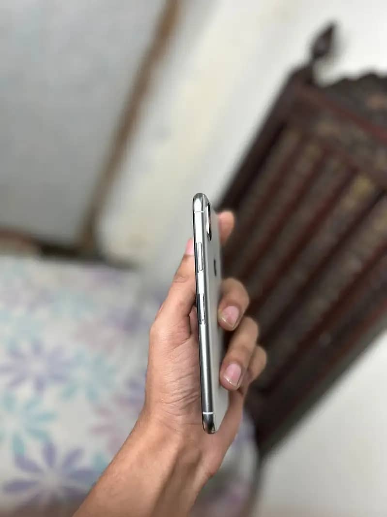 Apple iPhone X 4