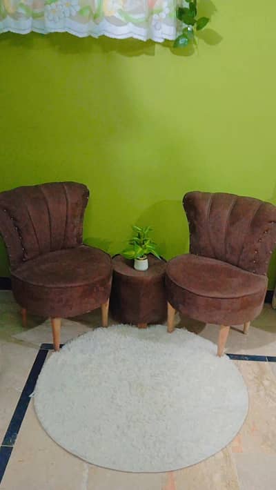 chair with center table