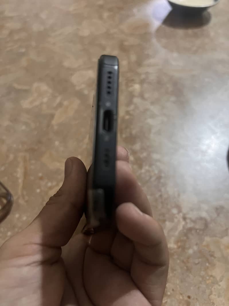Apple iPhone 16 3