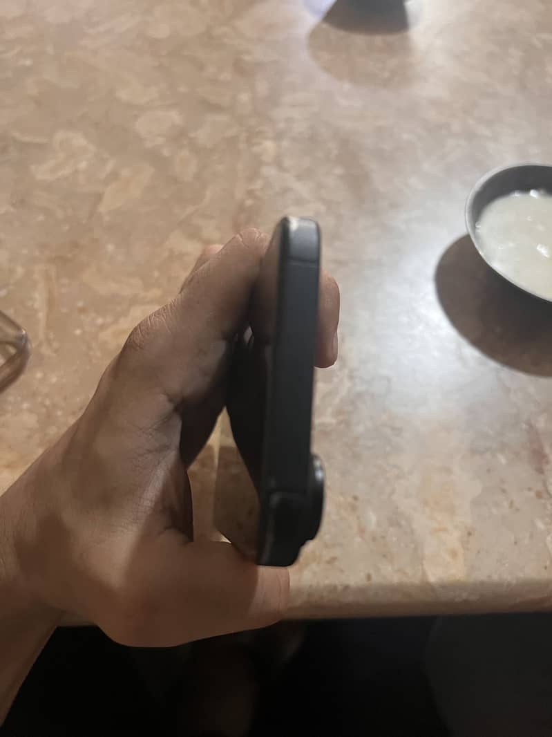Apple iPhone 16 4