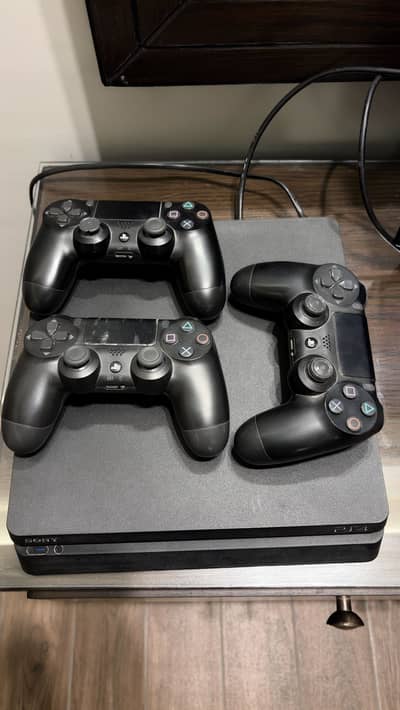Ps4 Slim (500 GB) with 3 controllers and 4 Games (Disc)