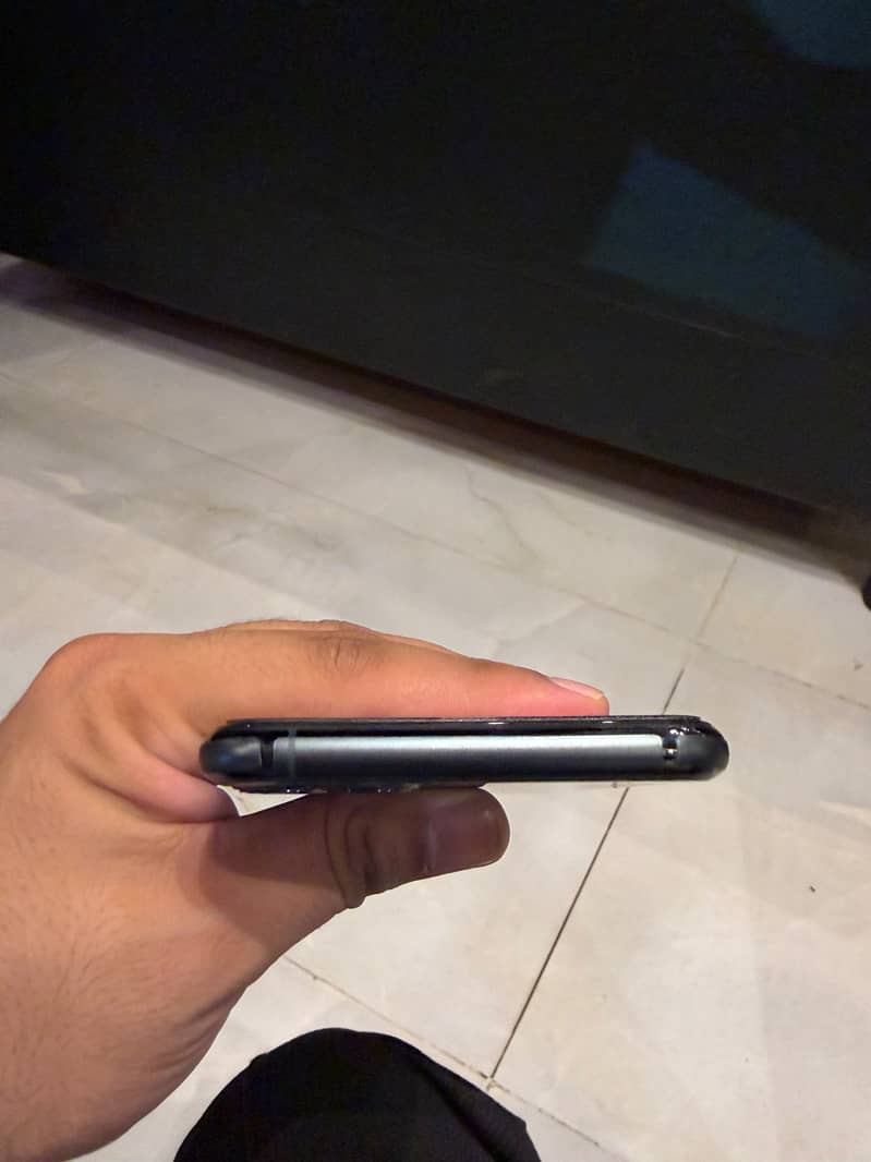 Apple iPhone 11 Pro Max 4