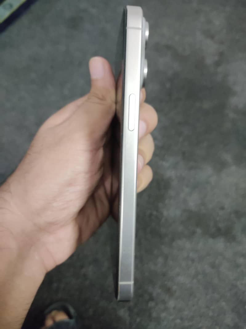 Apple iPhone 15 Pro Max 4