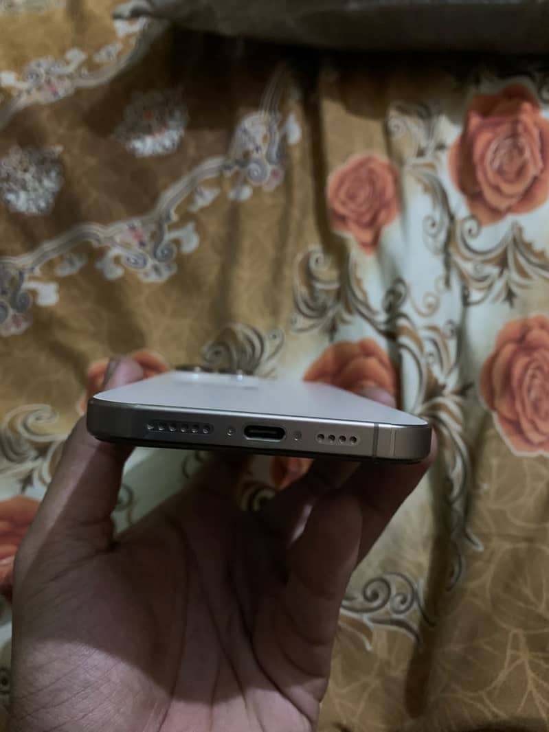 Apple iPhone 16 Pro Max 2