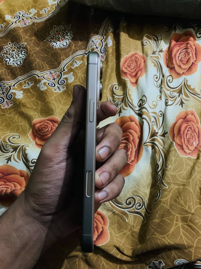 Apple iPhone 16 Pro Max 4