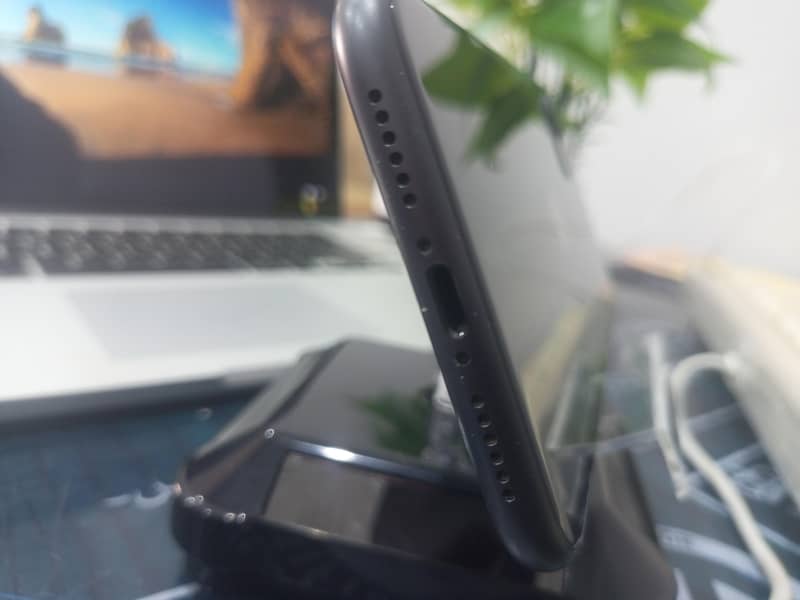 Apple iPhone 11 4