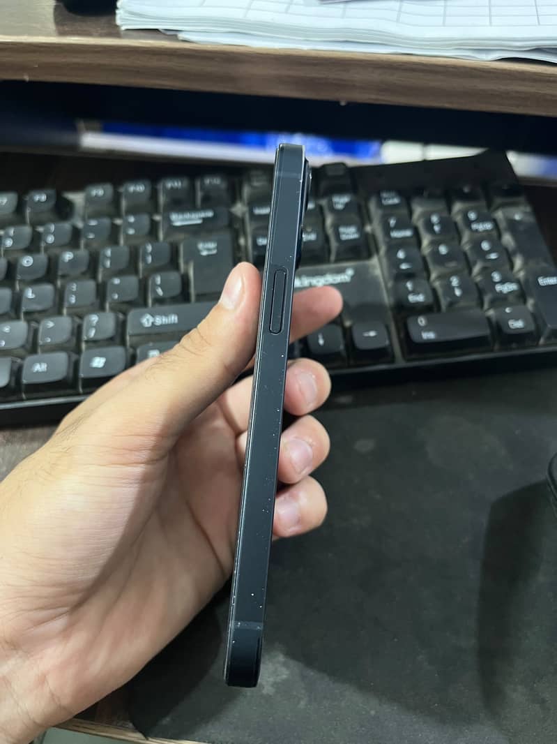 Apple iPhone 13 5