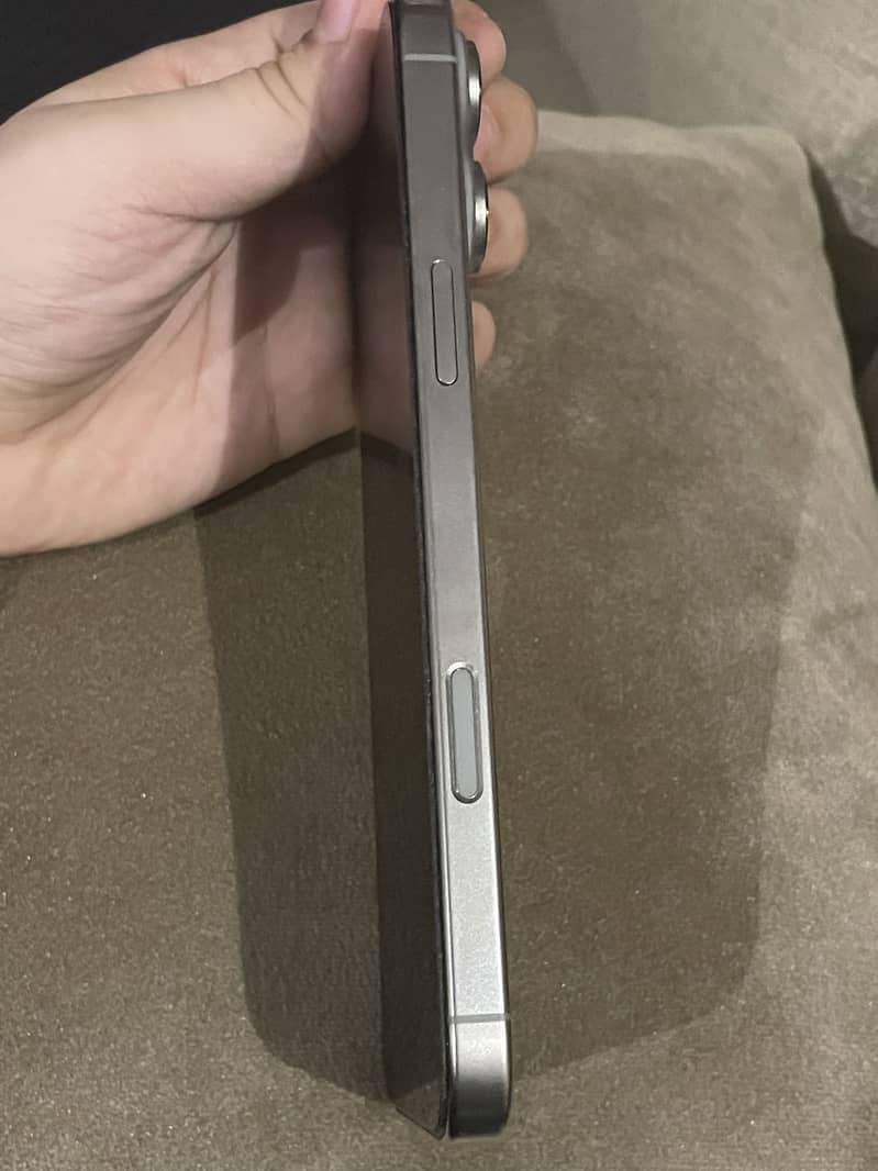 Apple iPhone 16 Pro Max 1