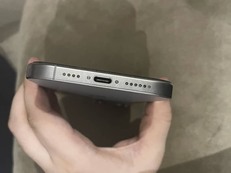 Apple iPhone 16 Pro Max 2