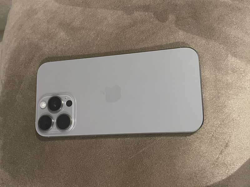 Apple iPhone 16 Pro Max 8