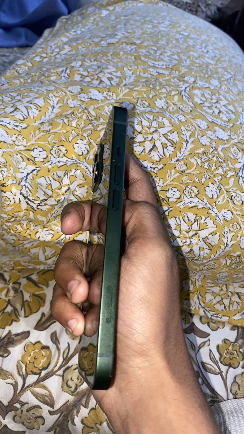Apple iPhone 13 5