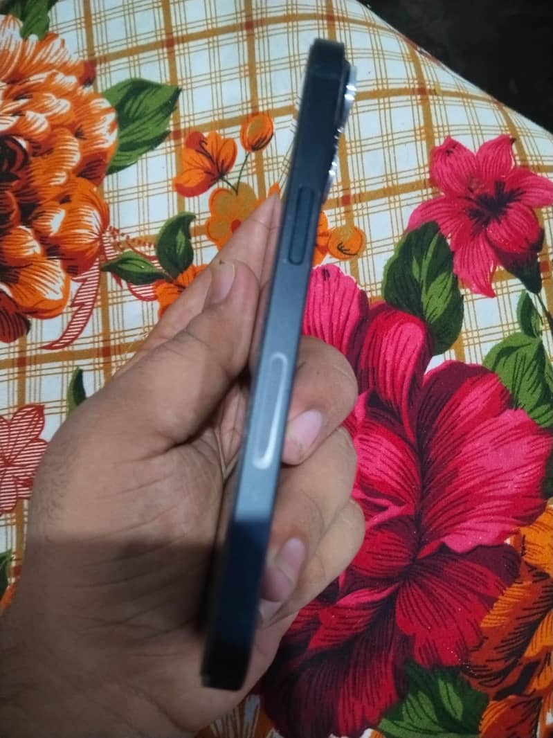 Apple iPhone 14 4