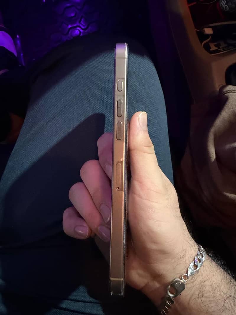 Apple iPhone 16 Pro Max 4