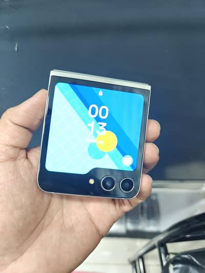 Samsung Mobile Z Flip 5 Factory 512GB  4 Month Sim Time