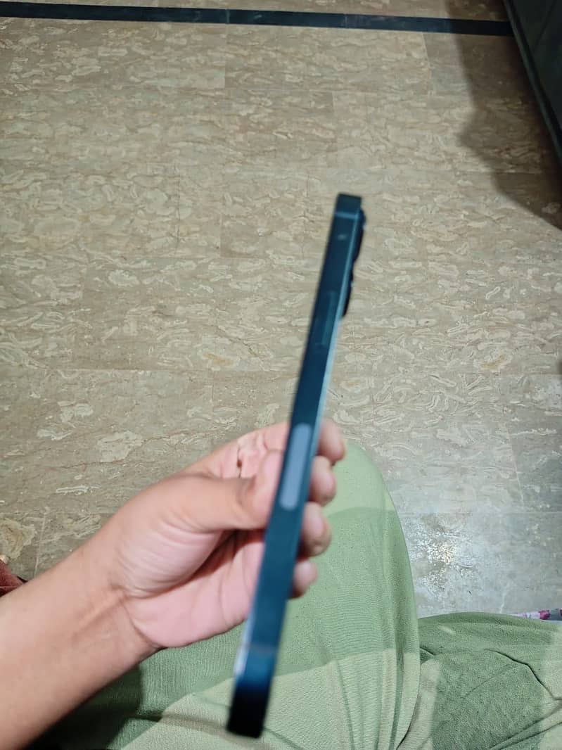 Apple iPhone 13 2