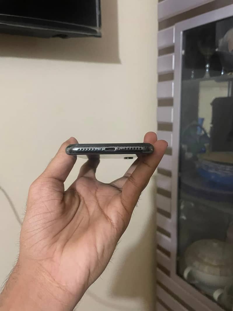 Apple iPhone X 4