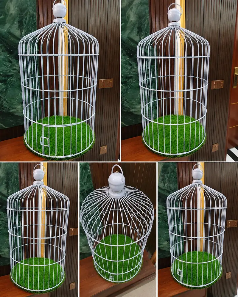 White cage with green grass mat. . — photo 2