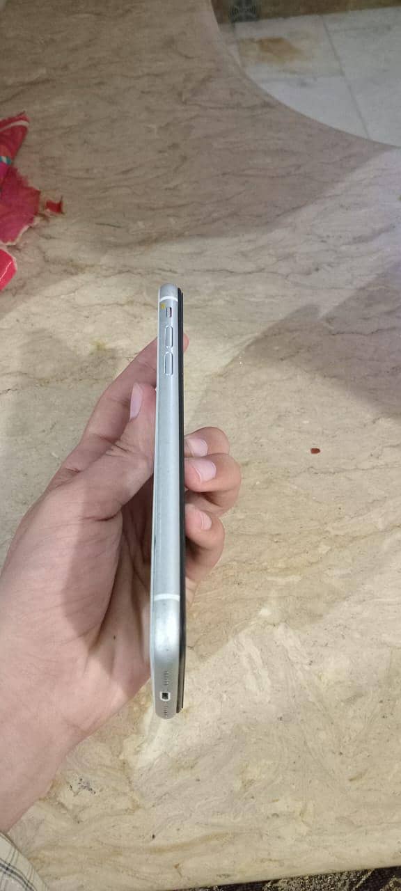 Apple iPhone 11 3