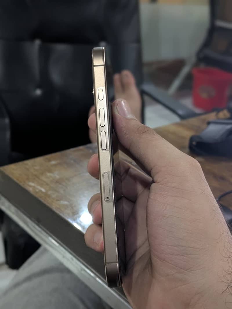 Apple iPhone 16 Pro 3