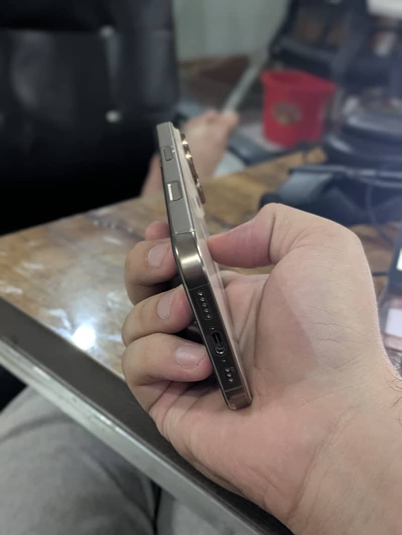 Apple iPhone 16 Pro 4