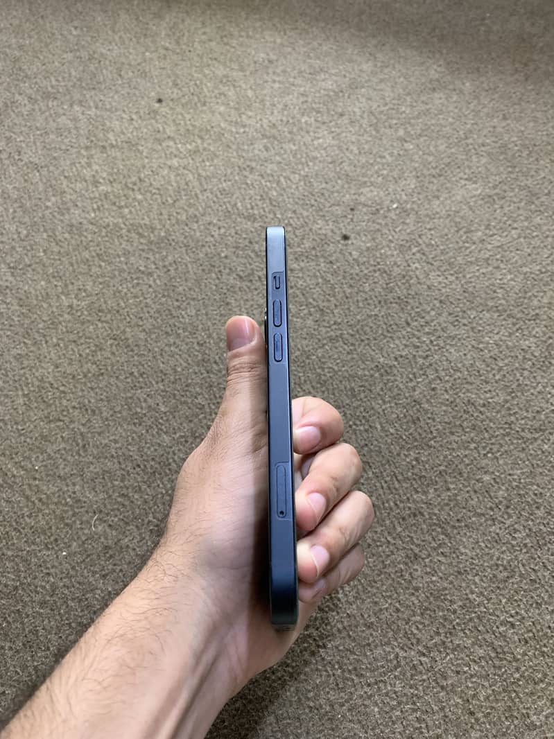 iPhone 13 4