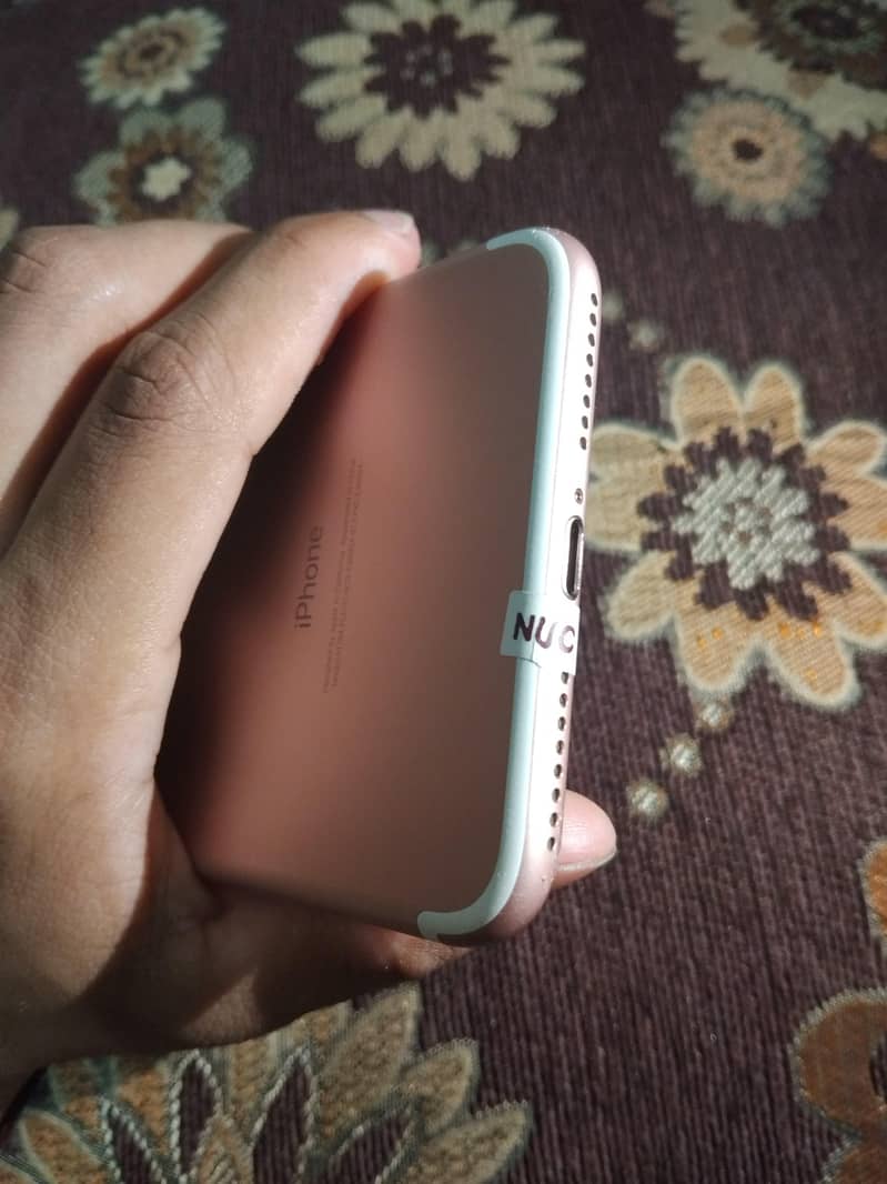 Apple iPhone 7 plus 1