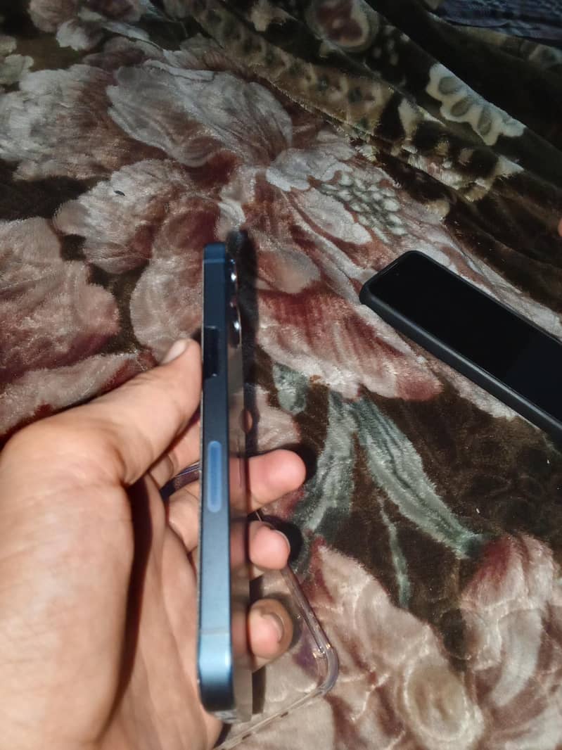 Apple iPhone 13 0