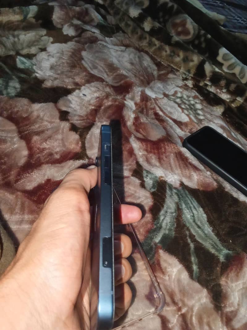Apple iPhone 13 2