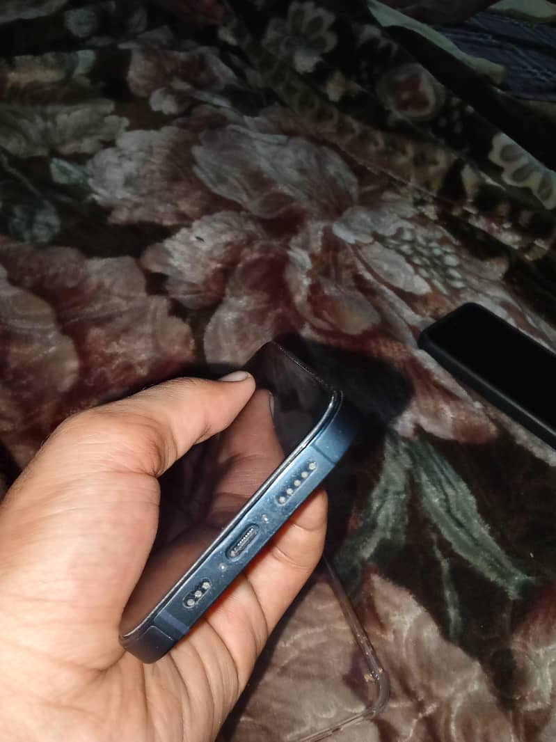 Apple iPhone 13 4