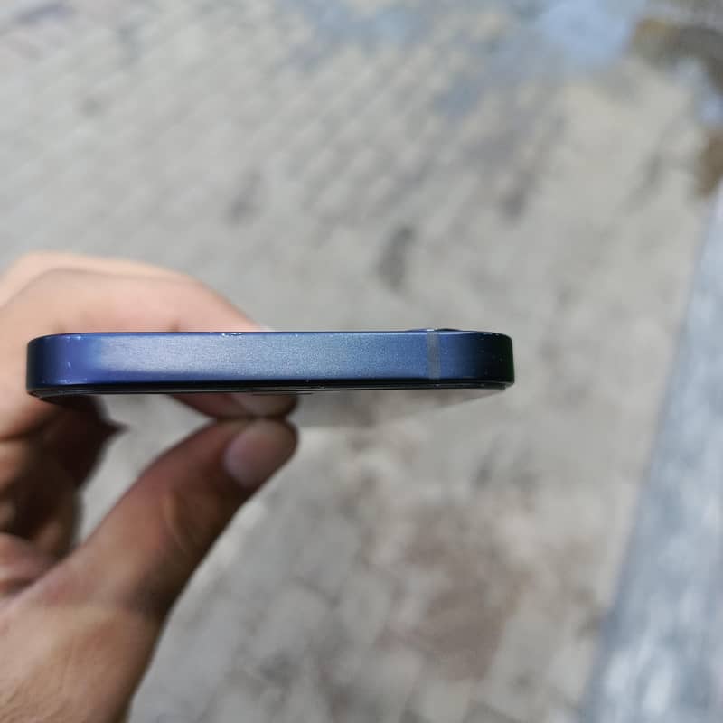 Apple iPhone 12 4
