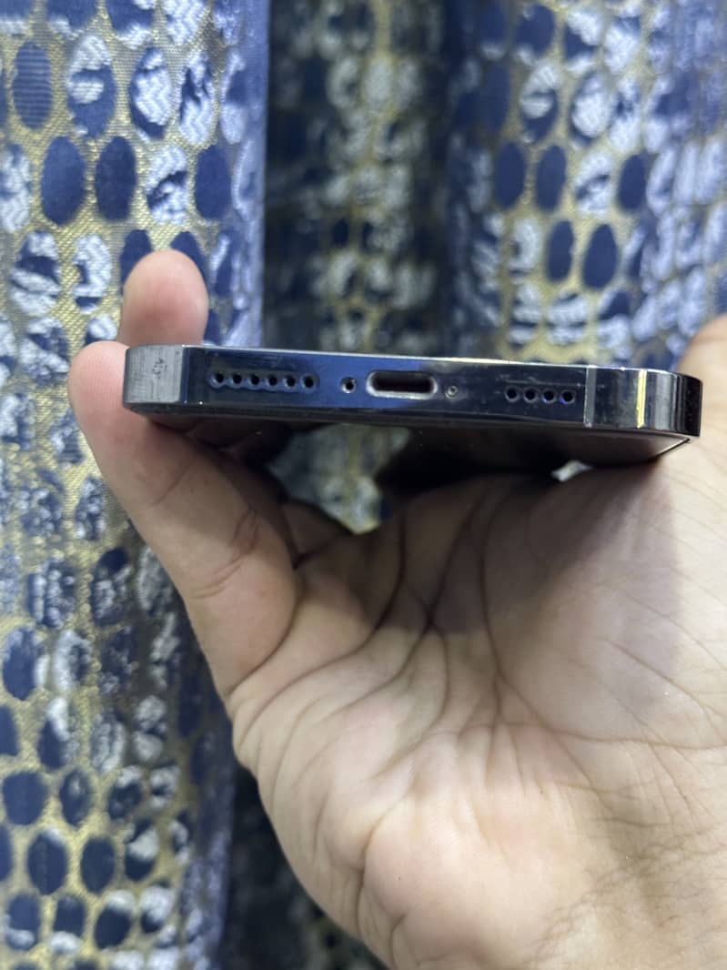 iPhone XR 4