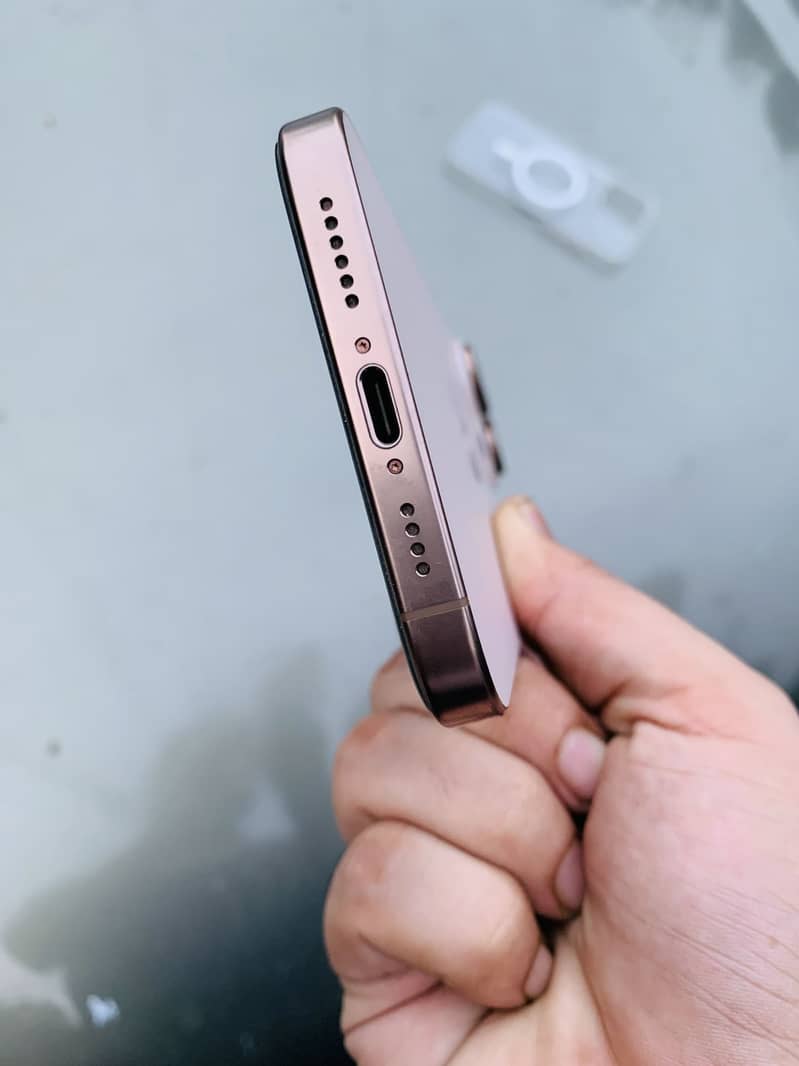 Apple iPhone 16 Pro Max 4