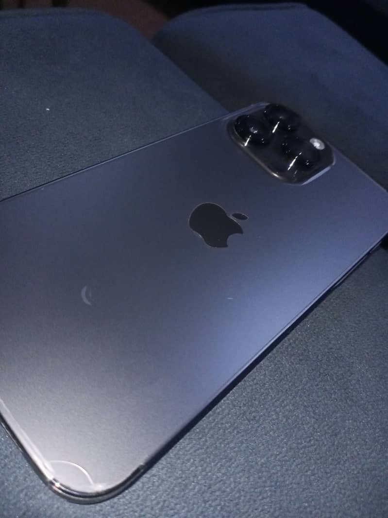 Apple iPhone 14 Pro Max 1
