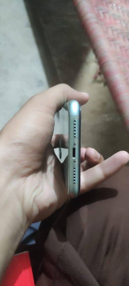 Apple iPhone 11 4