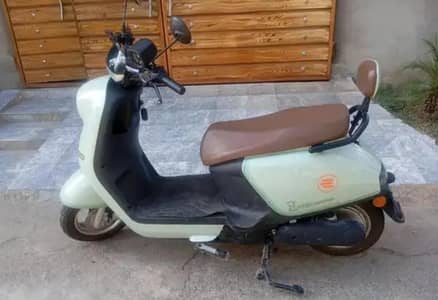 Saige C200 Electric Scooty