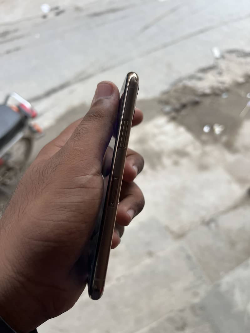 Apple iPhone 11 Pro 4