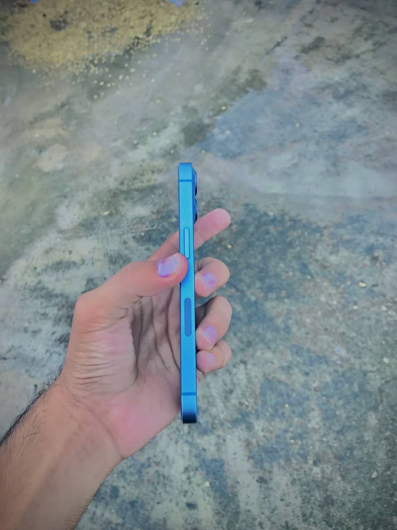 iPhone 13 4